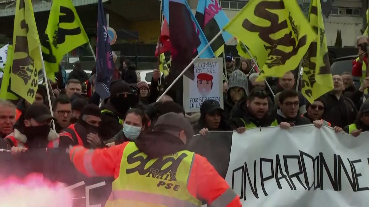 Paralyzovaná Francie. Lidé v ulicích opět protestují proti důchodové reformě